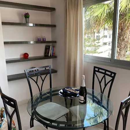 דירה Seaside With Balcony